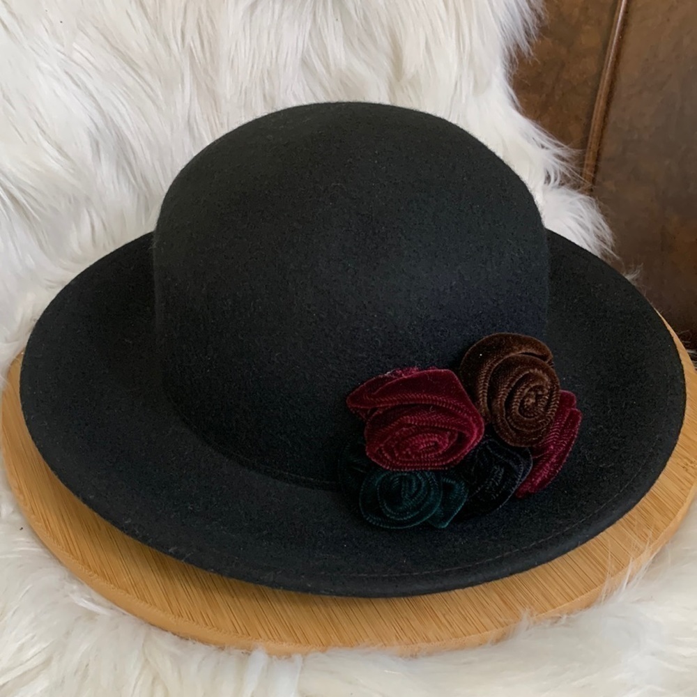 Saks Fifth Avenue Black Made in Italy Felted Wool Velvet Floral Detail Brim Hat